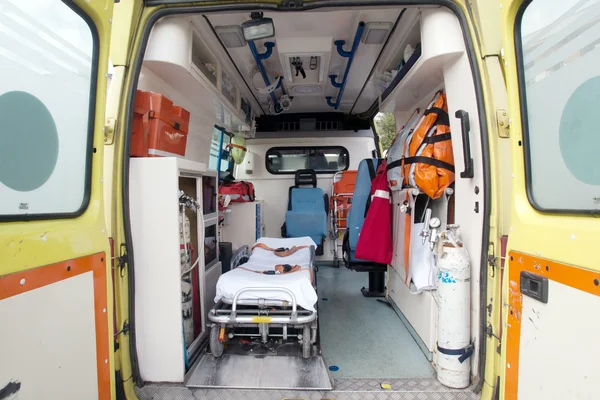 assistente nel trasporto medico urgente con attrezzature di supporto vitale di base e attrezzature avanzate di supporto vitale